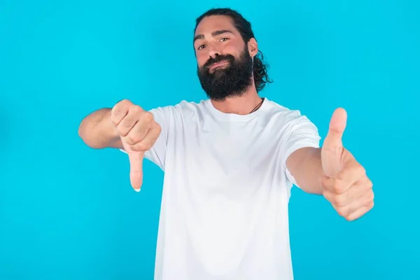 Hombre Caucásico Con Barba Vistiendo Camiseta Blanca Sobre Fondo Azul — Foto de Stock