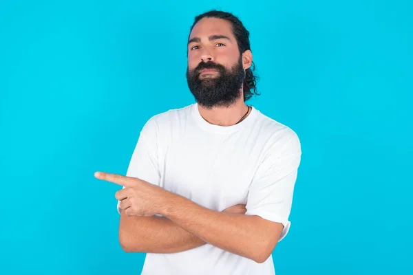 Homem Caucasiano Com Barba Vestindo Camiseta Branca Sobre Fundo Azul — Fotografia de Stock