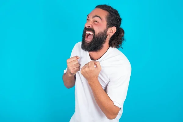 Caucasian Man Beard Wearing White Shirt Blue Background Excited Glad — Stock Photo, Image