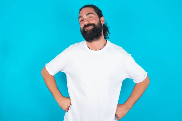 Divertente Uomo Caucasico Frustrato Con Barba Che Indossa Shirt Bianca — Foto Stock