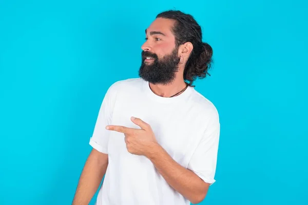 Feliz Alegre Sorridente Caucasiano Homem Com Barba Vestindo Camiseta Branca — Fotografia de Stock