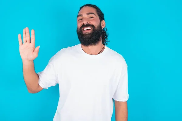 Hombre Caucásico Con Barba Vistiendo Camiseta Blanca Sobre Fondo Azul — Foto de Stock