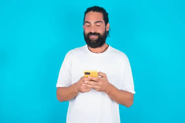 Uomo Caucasico Sorridente Con Barba Che Indossa Shirt Bianca Sfondo — Foto Stock