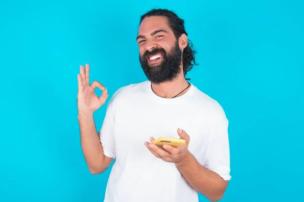 Felice Uomo Caucasico Con Barba Indossando Shirt Bianca Sfondo Blu — Foto Stock