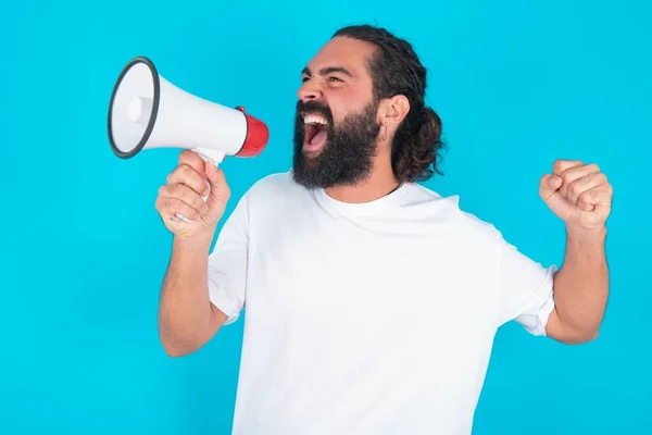 Uomo Caucasico Con Barba Che Indossa Shirt Bianca Sfondo Blu — Foto Stock