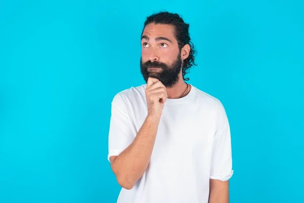 Thoughtful Caucasian Man Beard Wearing White Shirt Blue Background Holds — Stock Photo, Image