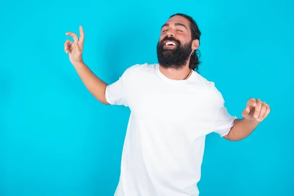 Foto Homem Caucasiano Otimista Com Barba Vestindo Camiseta Branca Sobre — Fotografia de Stock