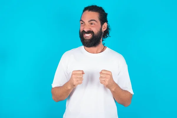 Homem Caucasiano Com Barba Vestindo Shirt Branca Sobre Fundo Azul — Fotografia de Stock