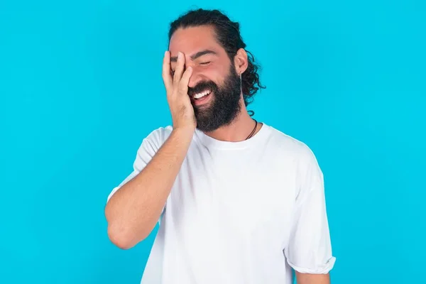 Homem Caucasiano Com Barba Vestindo Camiseta Branca Sobre Fundo Azul — Fotografia de Stock