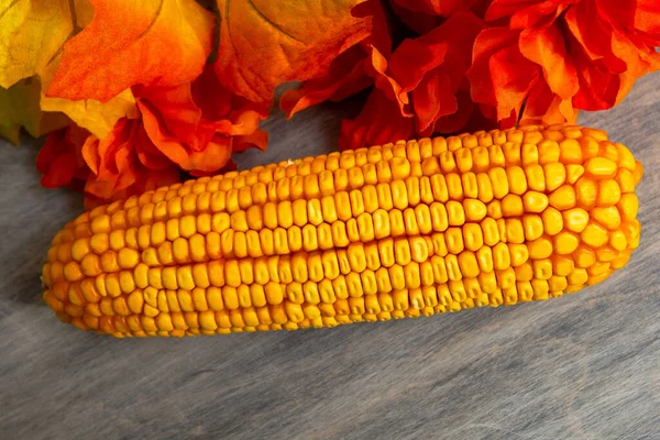 A hinta kukorica az asztalon élelmiszer természetes — Stock Fotó
