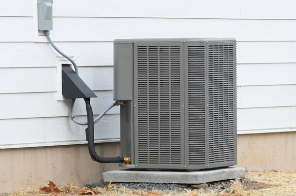 Climatiseur près de la nouvelle pompe du système de la maison — Photo