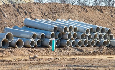 Su baskınlarına, kopyalama alanına ve seçili odak noktasına karşı kanalizasyon kanalizasyonu inşa etmek için bir alanda bulunan büyük beton borular.