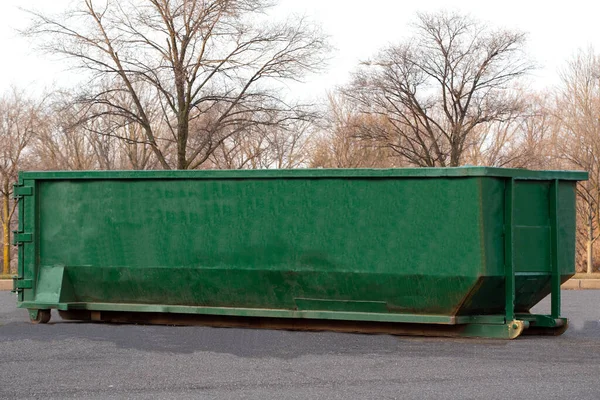 Grande poubelle de fer déchets métalliques recycler en plein air — Photo