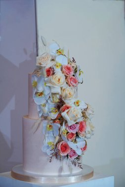 Gül çiçekli geleneksel düğün pastası
