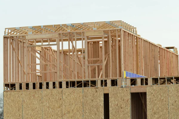 Marcos paredes de madera contrachapada de una casa nueva en construcción — Foto de Stock