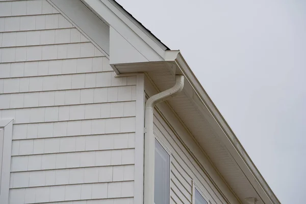 Casa Con Nuevos Canalones Lluvia Aluminio Sin Costura Tubo Metal — Foto de Stock