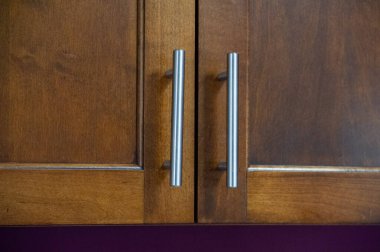 Modern metal işlemeli açık kahverengi kapılar.