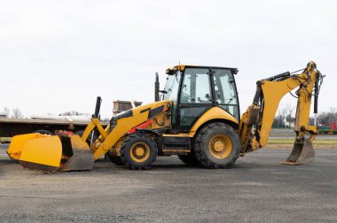 Yol yükleyicisinde tekerlek doldurucu makine büyük kürek