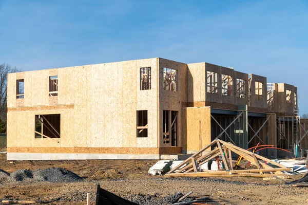 Nueva casa de marco residencial en construcción contra un cielo azul de madera — Foto de Stock