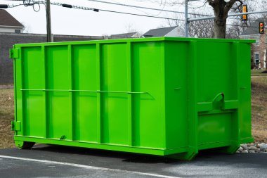 Çöp tenekesi. Büyük bir konteynır.