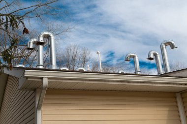 Çatıdaki egzoz boruları.