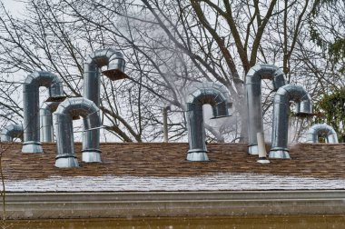 Birçok baca çatı borusu metali açık havada.