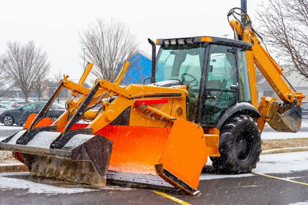 Hóeke Tisztítja Utcákat Közben Hóvihar Traktor Eltávolítása — Stock Fotó