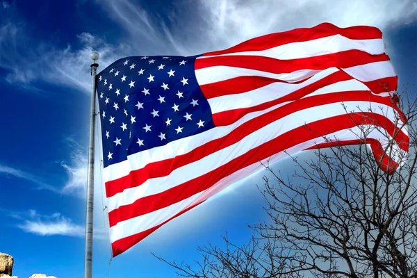 Bandeira americana acenando no céu azul — Fotografia de Stock