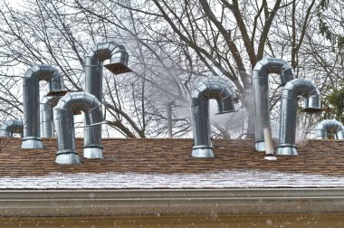 Çatıdaki metal bir sistemin havalandırma boruları.