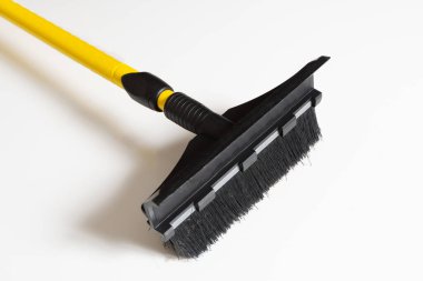 Kar fırtınasından sonra kar fırçası ve kazıyıcı araba temizliği