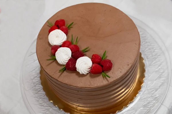 Ciasto Czekoladowe Malinami Śmietaną Deser Słodkiej Śmietany Świętować — Zdjęcie stockowe