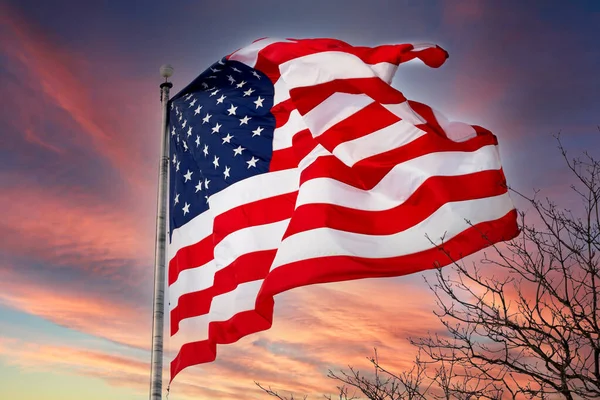 Bandeira Americana Contra Patriotismo Céu Vento Nacional Acenando Bandeira Independência — Fotografia de Stock
