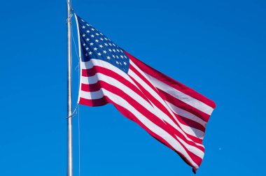 Mavi gökyüzünde Amerikan bayrağı ulusal vatansever yıldızlar bayramı