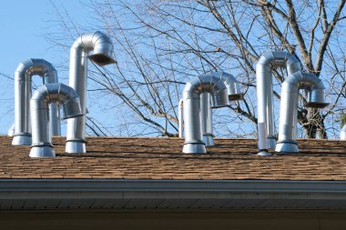 Çatıda havalandırma boruları var. Metal çatının üstünde.