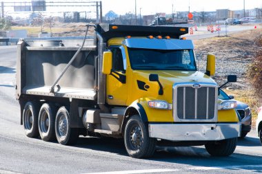 Büyük damperli kamyon mavi gökyüzüne karşı Bulutlu karayolu ile hareket