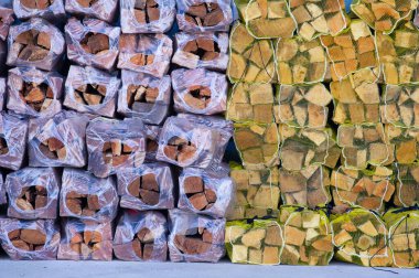 Kışlık odun yığınları için yakacak odun.