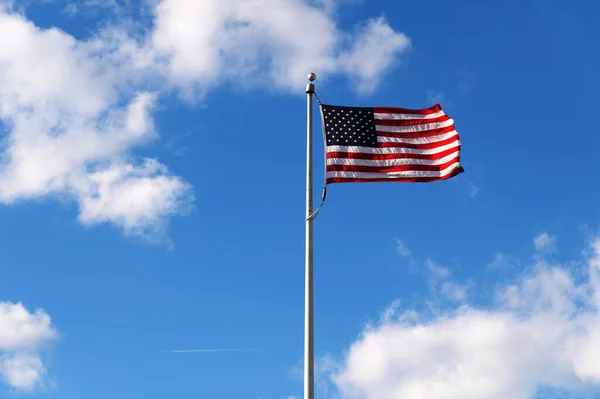 Bandeira Americana Acenando Céu Azul Liberdade Democracia Unida — Fotografia de Stock