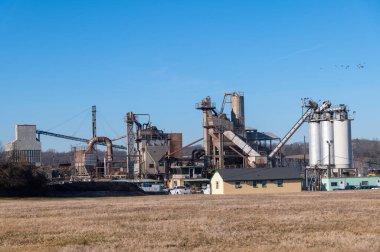 Ezici makineler, koni tipi kaya ezici, taş ocağı açık maden işleme tesisinde ezilmiş granit çakıl taşlarını taşıma ezilmiş taş ve çakıl tozu işleme tesisi.