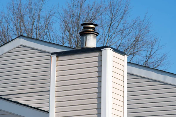 Casa Con Una Chimenea Desde Techo Chimenea Metal Calor Aire —  Fotos de Stock