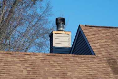 Açık hava bacası şöminenin çatısından modern gökyüzü enerjisi