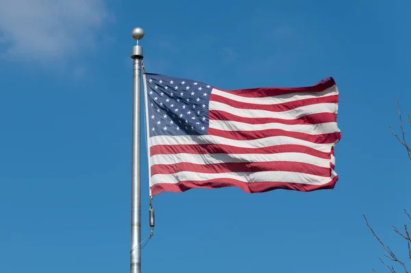 Bandeira Americana Contra Céu Azul Vento Vermelho Feriado Acenando Nacional — Fotografia de Stock