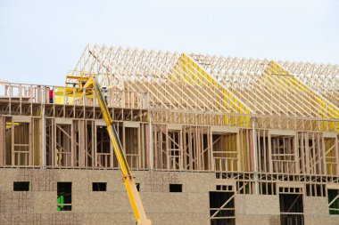 Yeni bir kontraplak duvarlı ahşap çatı kirişinin kurulumu