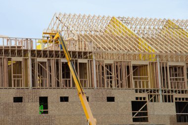 Çerçeve malzemesinin yapımında ahşap kirişlerin kurulumu