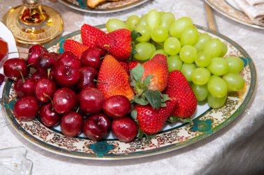 Doğal bir tabakta çilekli üzüm.