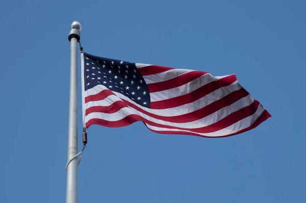 Bandeira Americana Vento Contra Céu Azul Glória Feriado — Fotografia de Stock