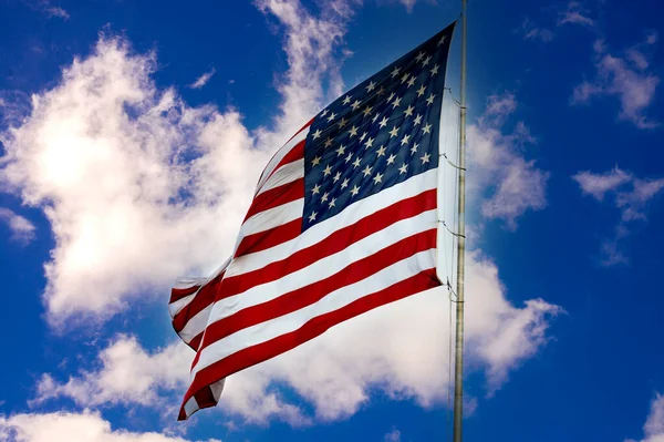 雲の自由独立星と青い空に対するアメリカの旗 — ストック写真
