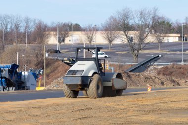 Vibratuar toprak sıkıştırıcısı otoyol inşaatında ağır silindir üzerinde çalışıyor