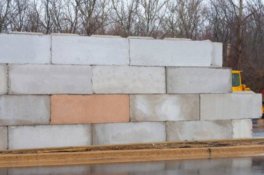 İnşaat alanındaki beton bloklar. Demir bloklarla güçlendirilmiş ferrobeton.