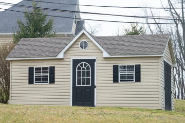 Güzel bahçe deposu. Yeni pencere çatısı.