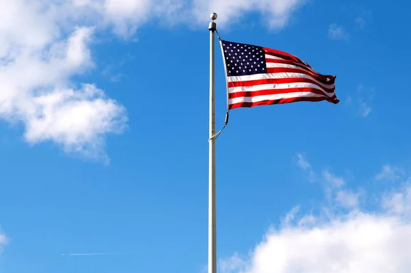 Bandeira americana no fundo do céu azul — Fotografia de Stock
